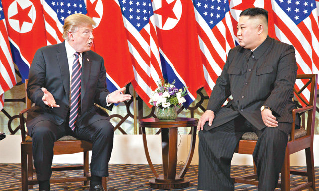 도널드 트럼프 미국 대통령(왼쪽)과 김정은 북한 국무위원장이 지난해 2월 27일 하노이 2차 북-미 정상회담에서 대화를 나누고 있다. 하노이=AP 뉴시스