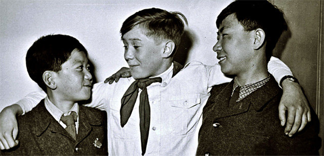 영화 ‘김일성의 아이들’에서 6·25전쟁 후 동유럽으로 보내진 북한 전쟁고아 두 명이 현지 어린이와 어깨동무를 한 모습. 평창국제평화영화제 제공