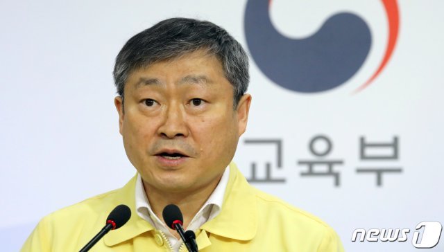 박백범 교육부 차관이 지난달 29일 정부세종청사 교육부 브리핑실에서 ‘수도권 지역 대상, 강화된 학교 밀집도 최소화 조치 시행’ 브리핑을 하고 있다. /뉴스1 © News1