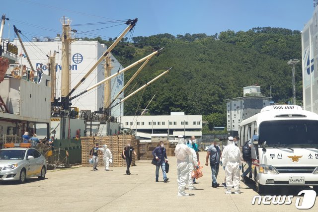 23일 오후 부산 감천항에 정박한 러시아 국적 냉동화물선에서 코로나19 양성 판정을 받은 선원들이 부산의료원으로 이송되고 있다. 이 화물선 선원 21명 중 16명이 코로나19 양성판정을 받았다. (부산소방본부 제공) 2020.6.23/뉴스1 © News1