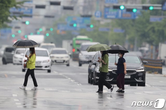 우산을 든 시민들이 경북 포항시 남구 상대동 시외버스터미널 앞 횡단보도를 건너가고 있다. 2020.6.18/뉴스1 © News1