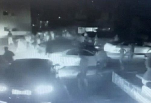 20일 경남 김해시 부원동의 한 주차장에서 고려인 30여 명이 야구방망이와 골프채를 휘두르며 패싸움을 하고 있다. 경남지방경찰청 제공