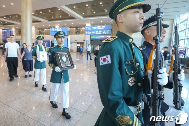 11일 오후 인천국제공항 제1터미널 입국장에서 캐나다 6.25 참전용사 ‘알베르트 휴 맥브라이드’ 유해봉환식이 엄수되고 있다. 유해는 오는 12일 오후 부산 유엔기념공원에 안장될 예정이다. 고인은 1951년 11월 6.25 전쟁에 참전해 고왕산전투 등에 참여했다. 2019.6.11 © News1