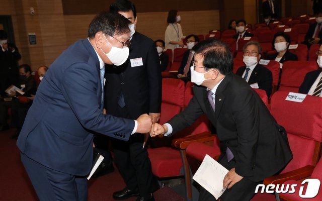 박병석 국회의장(오른쪽)과 김태년 더불어민주당 원내대표가 24일 오전 서울 여의도 국회 의원회관에서 열린 제21대 국회 개원 국회조찬기도회에 참석해 인사를 나누고 있다. 2020.6.24/뉴스1 © News1