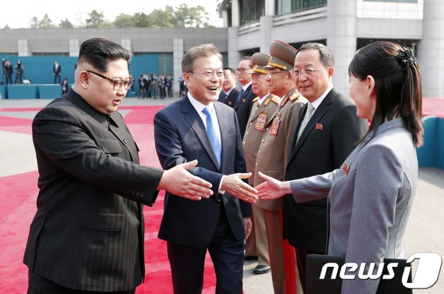 김정은 북한 국무위원장과 문재인 대통령, 김여정 노동당 제1부부장.(왼쪽부터) 2018.4.27/뉴스1 © News1 한국공동사진기자단