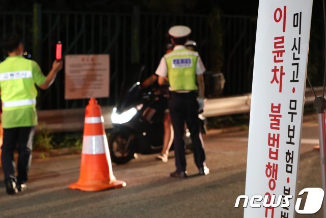 경찰이 이륜차의 소음기, 전조등 불법개조 등을 단속하는 모습./뉴스1 © News1