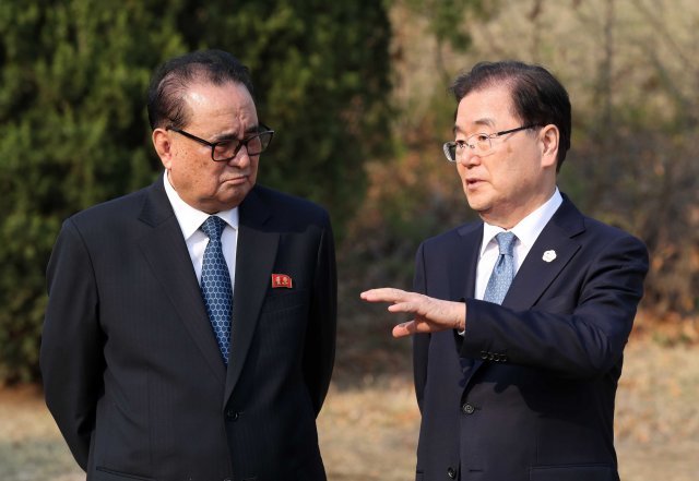 정의용 청와대 국가안보실장(오른쪽)과 리수용 북한 당중앙위원회 부위원장이 2018년 4월 27일 판문점 소떼길 옆에서 남북정상기념 식수를 마치고 대화하고 있다. 사진=한국공동사진기자단