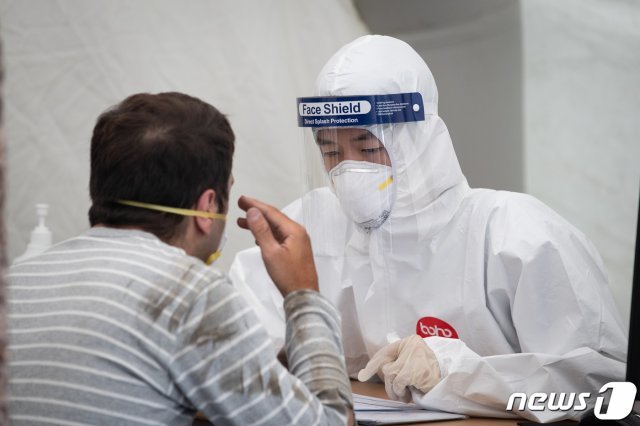 23일 서울시내 한 신종 코로나바이러스 감염증(코로나19) 선별진료소에서 방역복을 착용한 관계자들이 업무를 보고 있다.2020.6.23/뉴스1 © News1