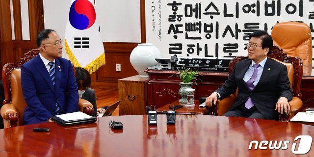 박병석 국회의장이 24일 오전 국회에서 제3차 추가경정예산안의 신속한 처리를 요청하기 위해 국회를 찾은 홍남기 경제부총리 겸 기획재정부 장관을 만나 대화를 나누고 있다. 2020.6.24/뉴스1 © News1