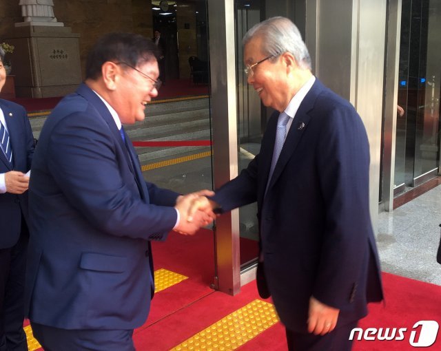 김종인 미래통합당 비상대책위원장(오른쪽)과 김태년 더불어민주당 원내대표가 23일 오전 서울 여의도 국회에서 우연히 만나 악수하고 있다.(미래통합당 제공) 2020.6.23/뉴스1