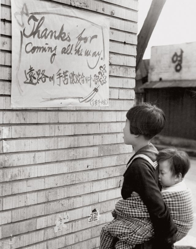 평양에 진격한 유엔군을 환영하기 위해 반공투사회에서 붙여 놓은 격문. 평양, 1950. 10. 눈빛출판사 제공