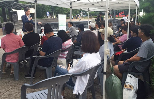 건국대가 반려동물 최고위 과정을 개설하는 등 캠퍼스타운 사업을 펼친다. 김광식 위드펫 동물병원 원장(건국대 동식물매개치유학 겸임교수·왼쪽 위)이 지난해 건국대 분수광장에서 반려동물 행동문제에 대해 강연을 하고 있다. 사진제공｜펫뉴스