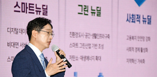 김경수 경남도지사가 24일 오전 경남도청 대회의실에서 취임 2주년 기자간담회 질의 응답에 앞서 ‘경남형 3대 뉴딜’ 등 후반기 2년의 역점시책을 설명하고 있다. 경남도 제공