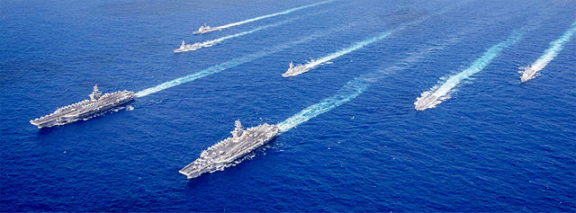 “北, 보고 있나”… 美항모 2척 필리핀해서 합동훈련 미국 핵추진 항공모함 
시어도어루스벨트함(CVN-71·왼쪽)과 니미츠함(CVN-68)이 이끄는 항모전단이 23일 필리핀해 일대에서 합동훈련을 하고 있다.
 미 해군은 일본 요코스카 해군기지가 모항인 로널드레이건함(CVN-76)을 포함해 한반도가 포함된 7함대의 작전구역에 항모 3척을
 배치하는 등 북한에 대한 압박을 강화했다. 미국 해군 제공
