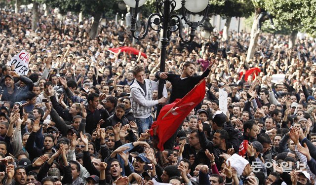 “이렇게는 못 살겠다”며 시작된 튀니지 반정부 시위는 ‘아랍의 봄’의 도화선이 됐다. 세계적인 경제 침체는 가난한 독재 국가들을 무너뜨렸다. 2011년 1월 튀니지 수도 튀니스 반정부 시위 모습. 동아일보DB
