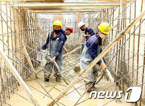 북한 노동당 기관지 노동신문은 24일 흥주 청년 5호 발전소 건설장 소식을 전했다. (평양 노동신문=뉴스1)