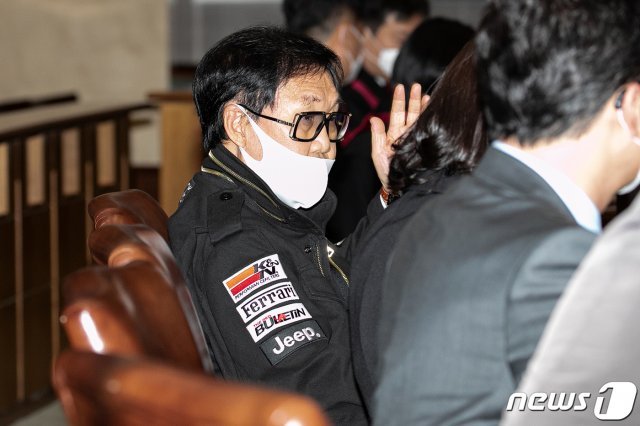 ‘그림 대작’과 관련해 사기 혐의로 기소된 가수 조영남 © News1