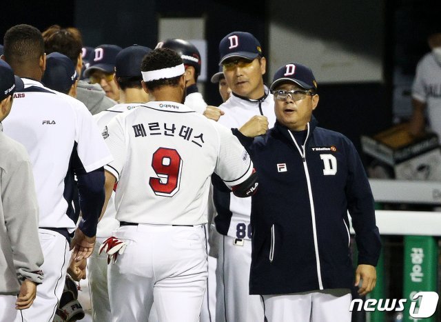 27일 오후 서울 잠실야구장에서 열린 프로야구 2020 KBO리그 SK와 두산 경기에서 4-2로 승리한 두산 선수들이 김태형 감독과 기쁨을 나누고 있다. 2020.5.27/뉴스1 © News1