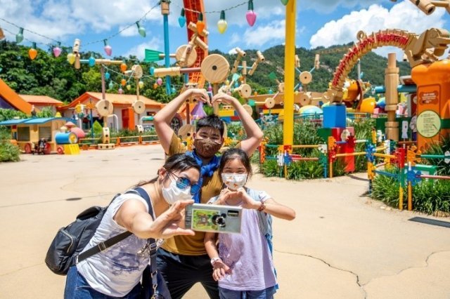 홍콩 디즈니랜드가 지난 18일부터 공식 재개장을 했다.