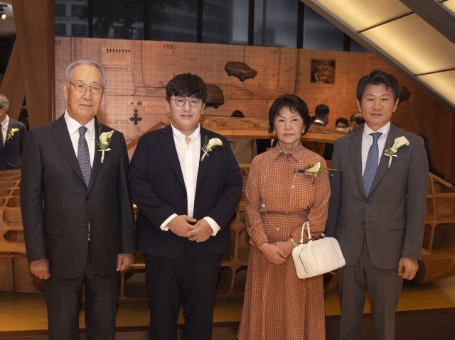 방시혁 의장(왼쪽에서 두번째)/빅히트엔터테인먼트