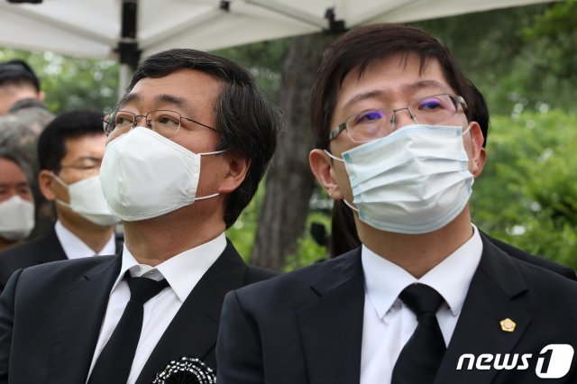 지난 6월10일 오전 서울 동작구 국립서울현충원 김대중 대통령 묘역에서 열린 故 이희호 여사 1주기 추도식에서 김홍업 김대중평화센터 이사장(왼쪽)과 김홍걸 더불어민주당 의원이 참석하고 있다. 2020.6.10/뉴스1 © News1