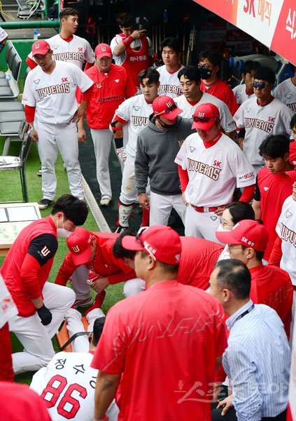 25일 인천 SK행복드림구장에서 ‘2020 신한은행 SOL KBO리그‘ SK 와이번스와 두산 베어스의 더블헤더 1차전 경기가 열렸다. 2회초 이닝 종료 후 SK 염경엽 감독이 더그아웃에서 쓰러지자 선수들이 걱정스럽게 바라보고 있다. 인천｜김민성 기자 marineboy@donga.com