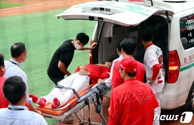 염경엽 SK 감독이 25일 인천 SK행복드림구장에서 열린 ‘2020 신한은행 SOL KBO리그’ SK 와이번스와 두산 베어스의 더블헤더 1차전 도중 덕아웃에서 쓰러져 병원으로 이송되고 있다. (스포츠 동아 제공) 2020.6.25/뉴스1