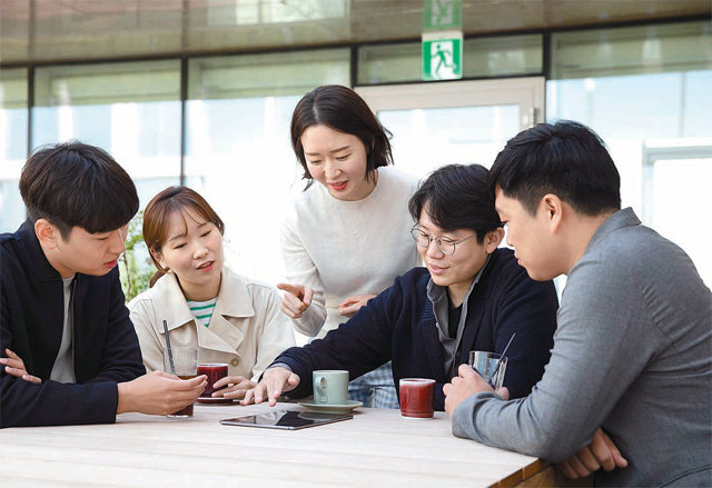 KT의 20, 30대 젊은 직원들이 25일 서울 광화문사옥에서 업무 과제에 대해 토론하고 있다. KT는 26일부터 평균연령 29세의 ‘Y컬처팀’을 가동하고 젊은 조직 만들기에 나선다. KT 제공