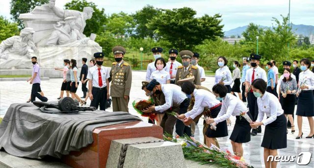 북한 노동당 기관지 노동신문은 26일 ‘조국해방전쟁 참전 열사들에게 드리는 인민의 경의’라는 제목의 기사를 싣고 관련 사진을 공개했다. 신문은 “개성시와 사리원, 신의주, 함흥, 청진, 원산을 비롯하여 전국 각지에 있는 인민군열사묘들과 추모탑 등에도 각계층 군중의 물결이 끝없이 이어졌다”라고 설명했다. (평양 노동신문=뉴스1)