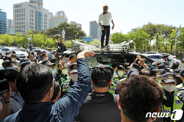 지난 5월6일 오후 광주시청 인근 사거리에서 한 보수 성향 유튜버가 차량 위에 올라가 “가짜 5·18유공자가 있다“며 오월 단체 회원들을 도발하고 있다.2020.5.6 /뉴스1 © News1