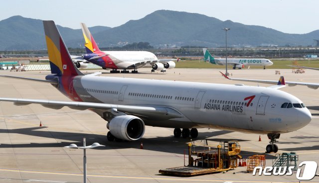 인천국제공항 계류장에 아시아나항공 여객기가 멈춰서 있다. 뉴스1 © News1