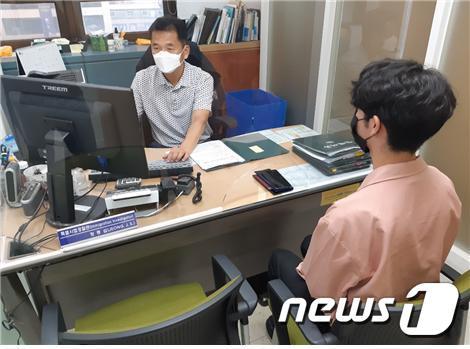 자가격리 위반 칠레인 조사상황.(법무부 제공)/ © 뉴스1