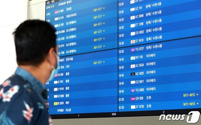 인천국제공항 1터미널에서 외국인이 입·출국 전광판을 바라보고 있다.2020.5.25/뉴스1 © News1