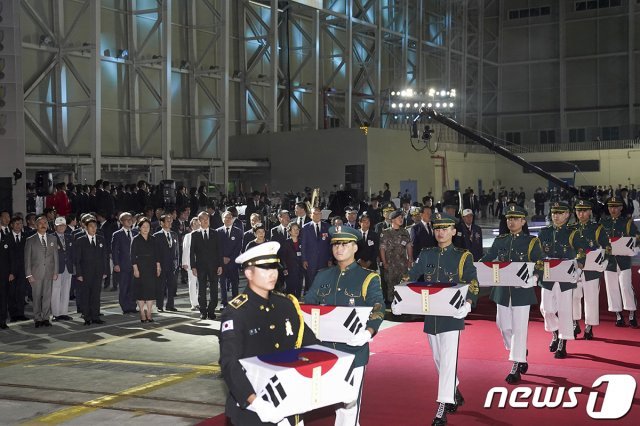 25일 경기 성남 서울공항에서 열린 6.25전쟁 70주년 행사. 이승도 해병대사령관과 박한기 합참의장은 이날 군사대비태세 유지를 위해 행사에 참석하지 않고 각각 해병대사령부와 합참 지휘실에 머물렀다. .(청와대 제공)2020.6.26/뉴스1