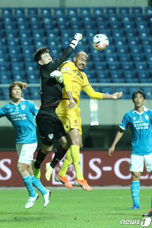 26일 오후 광주 서구 광주월드컵경기장에서 열린 프로축구 ‘하나원큐 K리그1 2020’ 광주FC와 포항 스틸러스 경기, 포항 골키퍼 강현무가 광주 코너킥을 쳐내고 있다. 2020.6.26/뉴스1 © News1