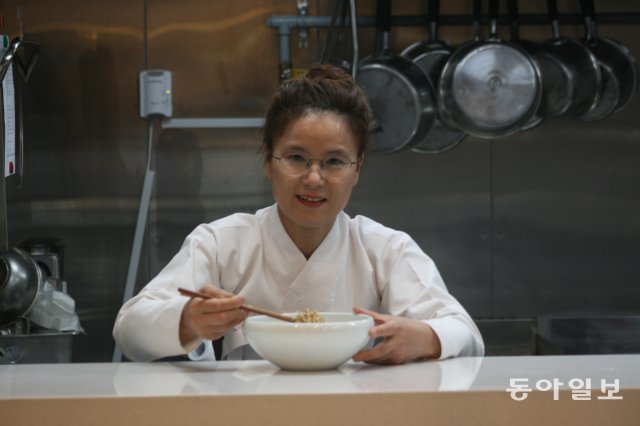 신성미 영주 식치원 원장이 만든 음식을 들어보이고 있다. 영주=양종구 기자 yjongk@donga.com