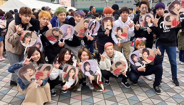 한일 관계가 악화됐지만 케이팝의 인기는 여전히 높다. 최근 일본 도쿄돔에서 열린 9인조 걸그룹 ‘트와이스’의 공연을 보러 온 일본 팬들이 함께 사진을 찍고 있다.