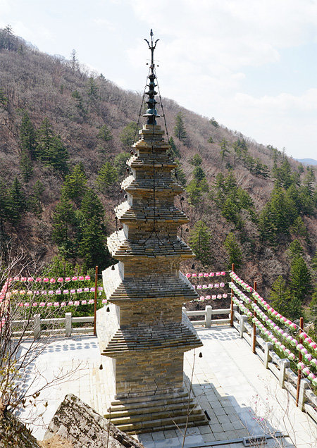 643년에 창건된 정암사에는 지난달 국보로 지정 예고된 수마노탑이 있다. 수마노탑은 기단에서 상륜부까지 완전한 모습을 갖추고 있는 모전석탑(벽돌 모양으로 돌을 다듬어 쌓은 탑)이다.