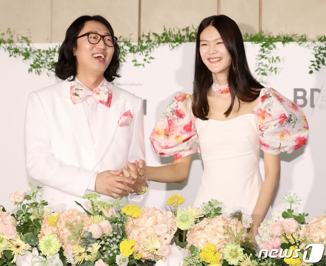 개그맨 김경진과 모델 전수민(오른쪽)이 27일 오후 서울 강남구 논현로 엘리에나호텔에서 열리는 결혼식에 앞서 기자회견을 하고 있다. 2020.6.27 © News1
