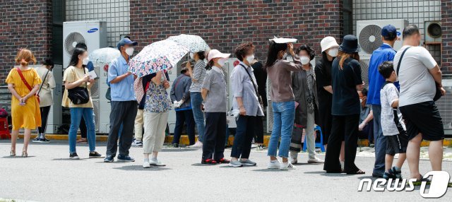 서울 관악구 왕성교회에 마련된 임시선별진료소에서 교인들이 코로나 검사를 기다리고 있다./뉴스1 © News1