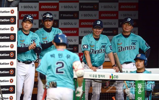28일 서울 잠실야구장에서 ‘2020 신한은행 SOL KBO 리그‘ NC 다이노스와 두산 베어스의 경기가 열렸다. 7회초 무사 NC 박민우가 우월 솔로 홈런을 날리고 그라운드를 돌아 홈인하자 이동욱 감독이 박수를 치고 있다. 잠실｜김종원 기자 won@donga.com