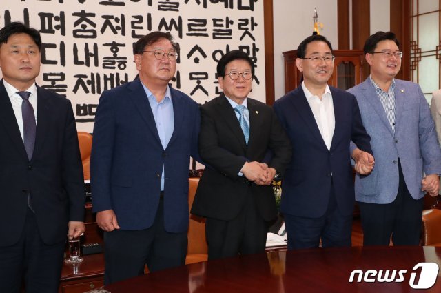 박병석 국회의장과 여야 원내대표가 28일 오후 서울 여의도 국회 의장실에서 원구성 논의를 위한 회동을 하고 있다. 왼쪽부터 김영진 더불어민주당 총괄원내수석부대표, 김태년 원내대표, 박병석 국회의장, 주호영 미래통합당 원내대표, 김성원 원내수석부대표. 2020.6.28/뉴스1 © News1