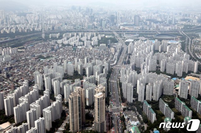 23일부터 서울 송파구 잠실동과 강남구 삼성·대치·청담동에서 토지거래허가제가 시행된다. 토지거래허가제는 주거지역에서 18㎡, 상업지역에선 20㎡ 넘는 토지를 살 때 지방자치단체의 허가를 받도록 하는 제도다. 아파트 등 주택은 전세를 낀 거래가 일절 금지되지만 상가 등은 일부 임대가 허용된다. 사진은 이날 서울 송파구 잠실과 강남구 삼성동, 대치동 일대 모습. 2020.6.23/뉴스1 © News1