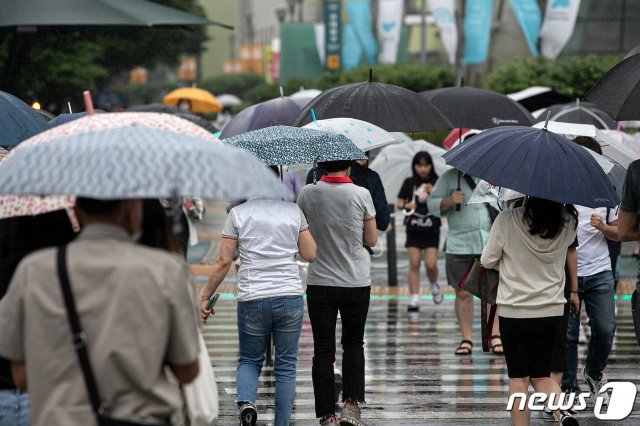 본격적인 여름 장마가 시작된 24일 오후 서울 광진구의 한 거리에서 시민들이 우산을 쓰고 발걸음을 옮기고 있다. 2020.6.24 © News1