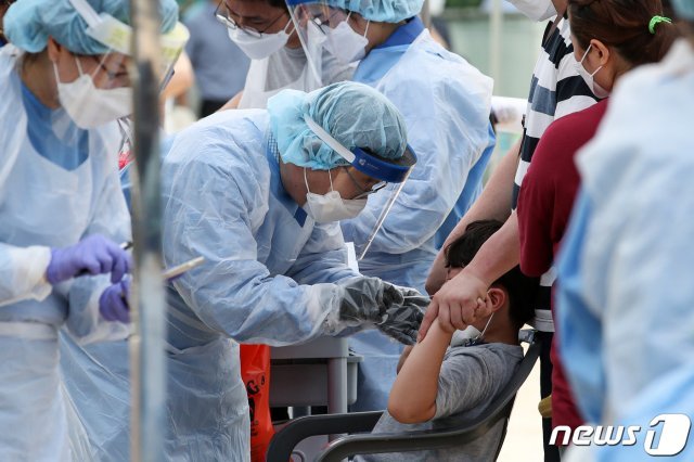 신종 코로나바이러스 감염증(코로나19) 선별진료소에서 의료진이 검체 채취를 하고 있다.2020.6.28 © News1