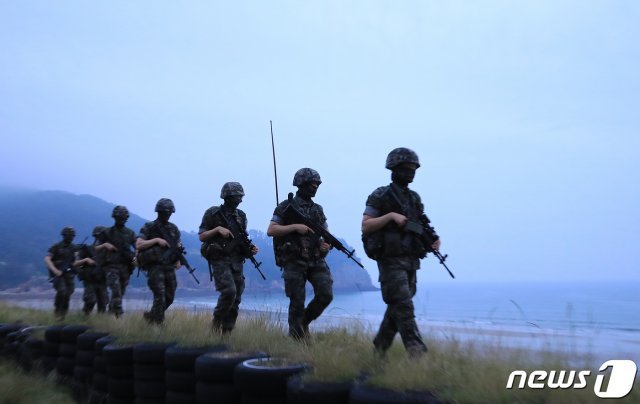 17일 오후 인천 옹진군 연평도에서 해병대 장병들이 해안선을 순찰하고 있다. 2020.6.17 © News1