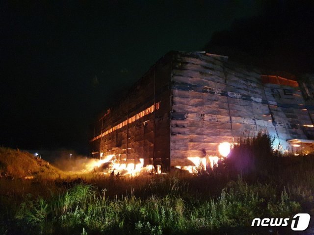 지난 25일 전북 군산의 한 산업폐기물 창고에서 발생한 화재가 닷새째 이어지고 있다.(전북소방본부 제공)2020.6.29 /© 뉴스1