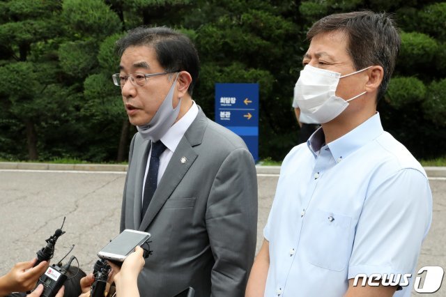 박정오 큰샘 대표(오른쪽)와 법률대리인 이헌 변호사가 29일 서울 종로구 남북회담본부에서 열린 대북전단(삐라) 및 물품 살포 탈북민단체에 대한 통일부 청문회를 마치고 나서며 취재진의 질문에 답하고 있다. 통일부는 이날 대북전단(삐라) 및 물품을 살포한 탈북민단체에 대한 청문회를 열고 비영리법인 설립허가 취소 처분 절차에 나선다. 2020.6.29/뉴스1 © News1