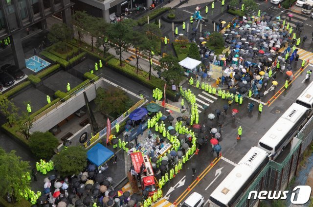 24일 서울 종로구 옛 일본대사관 앞에서 열린 제1445차 정기 수요집회가 28년만에 처음으로 자리를 옮겨 진행되고 있다… 2020.6.24/뉴스1 © News1