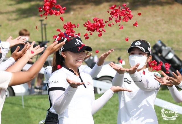 한국여자프로골프(KLPGA) 투어 BC카드·한경 레이디스컵 우승을 차지한 김지영(24)이 28일 경기도 포천 포천힐스 컨트리클럽 가든·팰리스 코스에서 열린 마지막 4라운드에서 우승 확정 후 동료들의 축하를 받고 있다. (KLPGA 제공) 2020.6.28/뉴스1